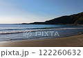 海浪拍打著沙灘 122260632