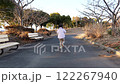 公園を走る女の子の子供の後ろ姿 122267940