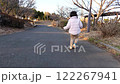 公園を歩く女の子の子供の後ろ姿 122267941