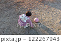 公園で座って遊ぶ女の子とボール 122267943