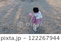 公園でボールを持って歩く女の子とボールを落とす瞬間 122267944