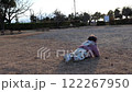 転んで立ち上がる女の子の子供 122267950