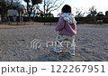公園を歩く女の子の子供の後ろ姿 122267951