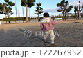 公園を歩く女の子の子供の後ろ姿 122267952