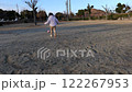 ボールを蹴りながら走る女の子の子供 122267953