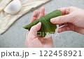 Kashiwamochi (Scene of wrapping oak leaves around mochi) 122458921