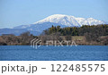 雪化粧の伊吹山と木曽川の風景 122485575