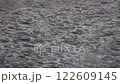 清澈的水面漣漪蕩漾，河床清晰可見，寧靜而美麗的河景 122609145