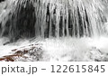 段差を落ちて水しぶきを上げる川の流れ 122615845