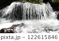 段差を落ちて水しぶきを上げる川の流れ 122615846