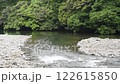 緑の森をバックに池に流れる川 122615850