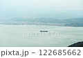 静かな海と遠くの島 穏やかな風景の動画素材 122685662