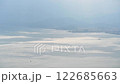 静かな海と遠くの島 穏やかな風景の動画素材 122685663