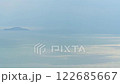 静かな海と遠くの島 穏やかな風景の動画素材 122685667
