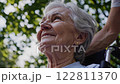坐在輪椅上的老婦人，臉部特寫 122811370