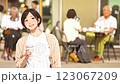 揮動一隻手的婦女與微笑 123067209