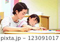 幼兒園老師和孩子們繪畫場景 123091017