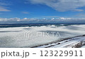 2025年、サロマ湖とオホーツク海の流氷 123229911