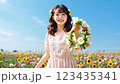 一位年輕女子麵帶微笑，獻上一朵花 123435341