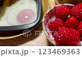 朝ごはんのトーストとイチゴと紅茶 123469363