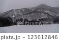 雪が降る雪山の背景 123612846