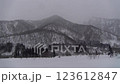 雪が降る雪山の背景　左にパン 123612847