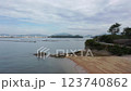 岸壁に立つ釣り人 123740862