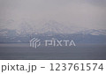 日本海越し雪山バックの燃料タンクと火力発電所 123761574
