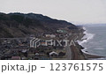 道路と鉄道に挟まれた日本海近くの集落 123761575