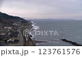日本海を横目に走る4両編成の特急列車 123761576