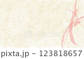 櫻花花瓣在日式紙質背景上翩翩起舞的垂直循環視頻 123818657