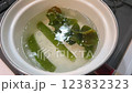 生めかぶが茹でられて色が変わる動画 123832323