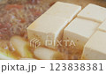 肉豆腐を煮込む 123838381