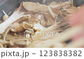 キノコを炒める 123838382