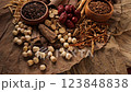 エスニック料理や漢方薬に使うスパイス香辛料の集合 123848838