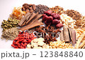 エスニック料理や漢方薬に使うスパイス香辛料の集合 123848840