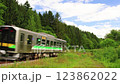 塩狩峠に向かって走行する宗谷本線の列車の動画素材 [123862022]