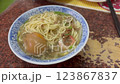 台湾の夜市の屋台で出される麺類 123867837