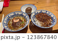 台湾の夜市の屋台で出される魯肉飯と麺類 123867840