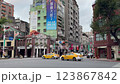 台湾・台北市内の交差点をバスやタクシーが行き交う 123867842