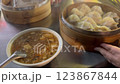台湾の夜市で出される小籠包と麺類 123867844