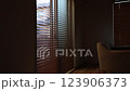 初春の暖かい日差しの中、家の中で揺れるブラインド 123906373