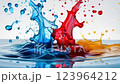多彩的水濺 123964212