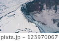 雪に覆われたロシア・トバチク火山のクレーター（カムチャツカ半島） 123970067