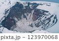 雪で覆われたロシアのトバチク火山のクレーター（ドローン撮影） 123970068