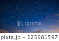 星月之下雲朵飄動 123981597