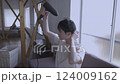 A man who dries his hair with a hair dryer 124009162