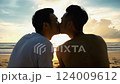 沙灘上接吻的男人 124009612