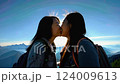 山頂上接吻的女人 124009613