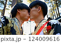 兩名身著傳統服裝的男子接吻 124009616